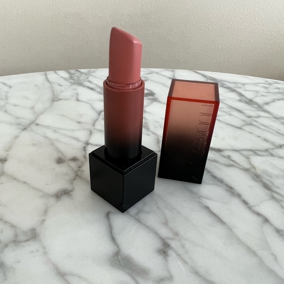 HUDA BEAUTY
Power Bullet Cream Glow Hydrating Lipstick - Picture 2 of 3